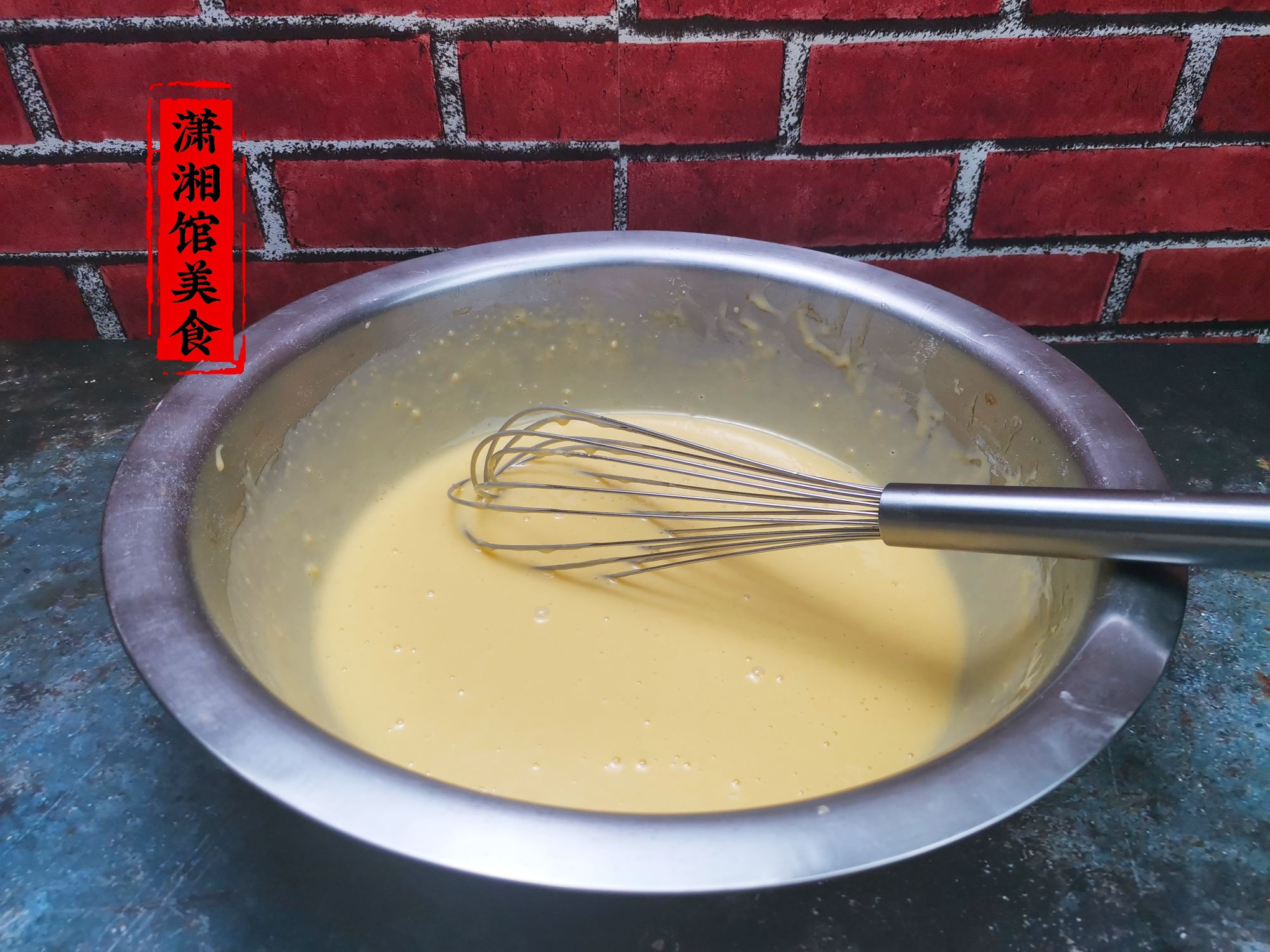 戚风蛋糕调蛋黄糊,先放糖还是先放油?放错顺序,蛋糕粗糙不细腻