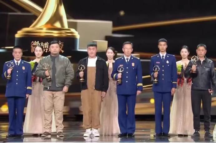 微博之夜各明星镜头,明星微博之夜照妖镜