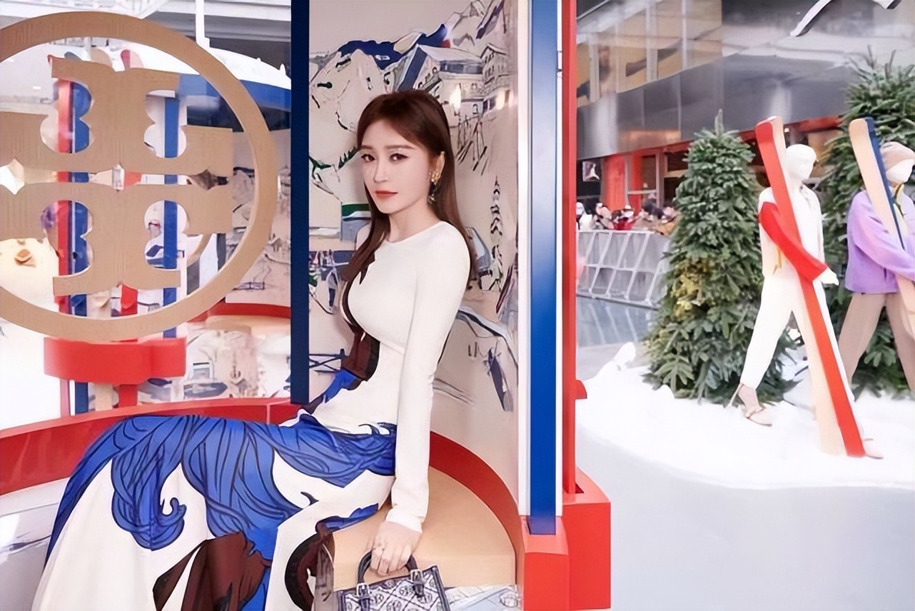 闪耀的她秦岚穿搭同款黄色连衣裙,秦岚身着toryburch2022