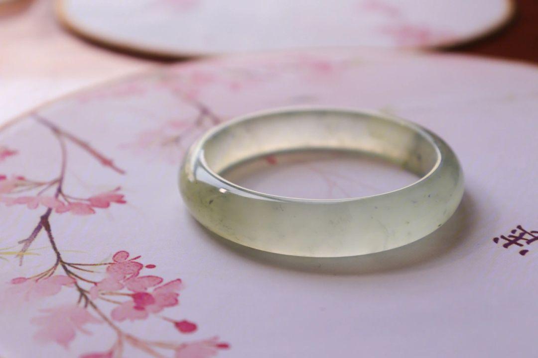 岫玉和和田玉有什么区别呢,岫玉和天然岫玉有什么区别