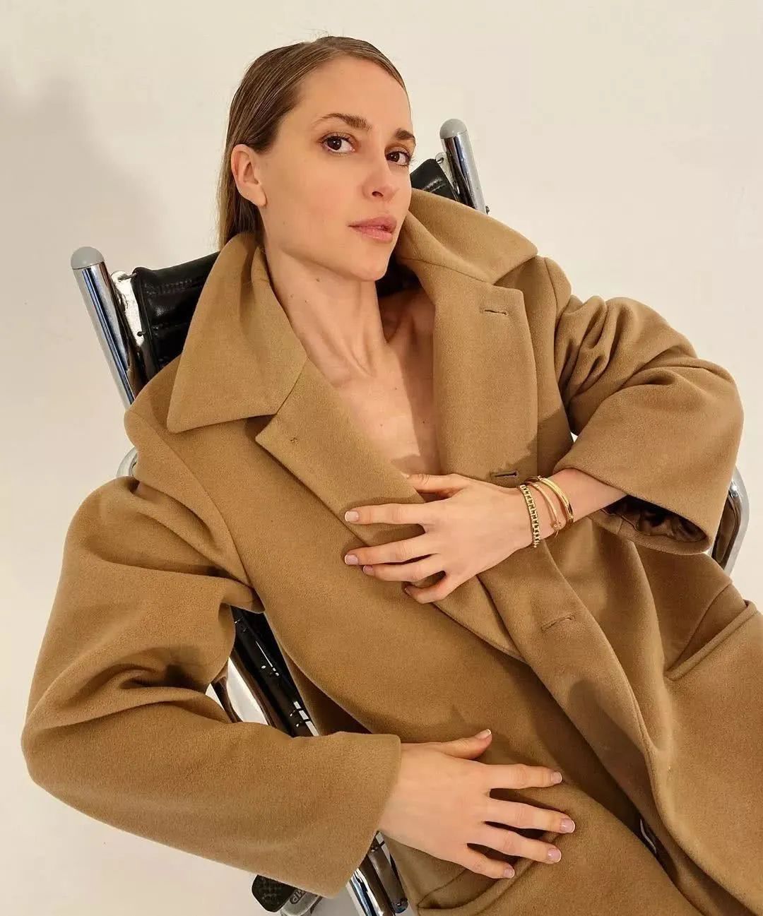 女人一生都要有一件羊绒大衣,女人冬天应该买几件黑色羊绒大衣