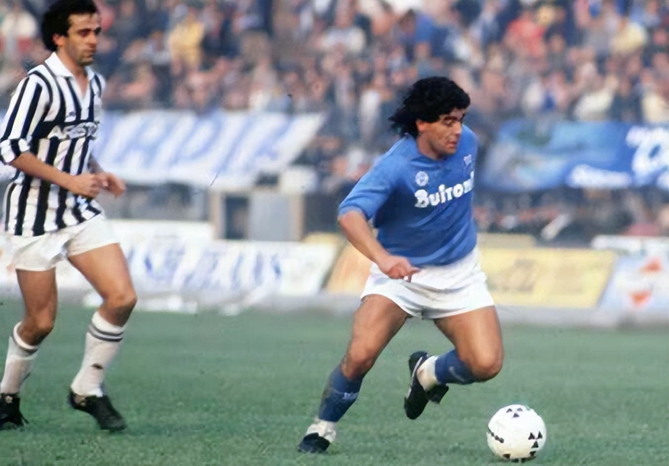 世界杯往事之马拉多纳魔鬼与天使,天下足球马拉多纳魔鬼与天使