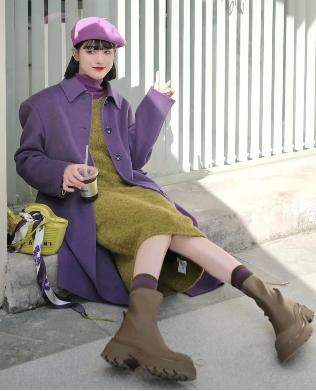 黑色大衣搭配什么颜色毛衣显高级,深棕灰色格子大衣怎么穿出高级感