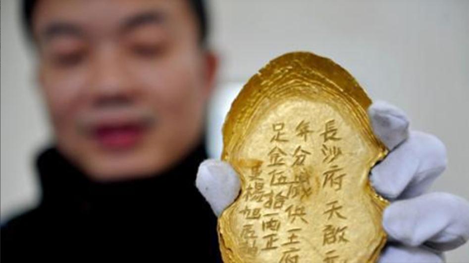 男子在江中捡到金锭,村民河边捡到金子价值3亿