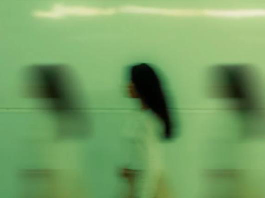 朋友突然冷落你因为背后有狗,对一个女人太好然后突然冷落她