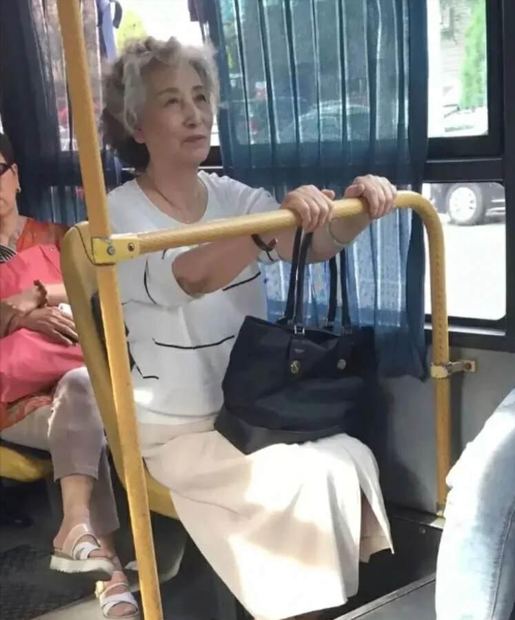 适合40岁女人穿的简单大方衣服,40岁的女人要穿什么衣服好看流行