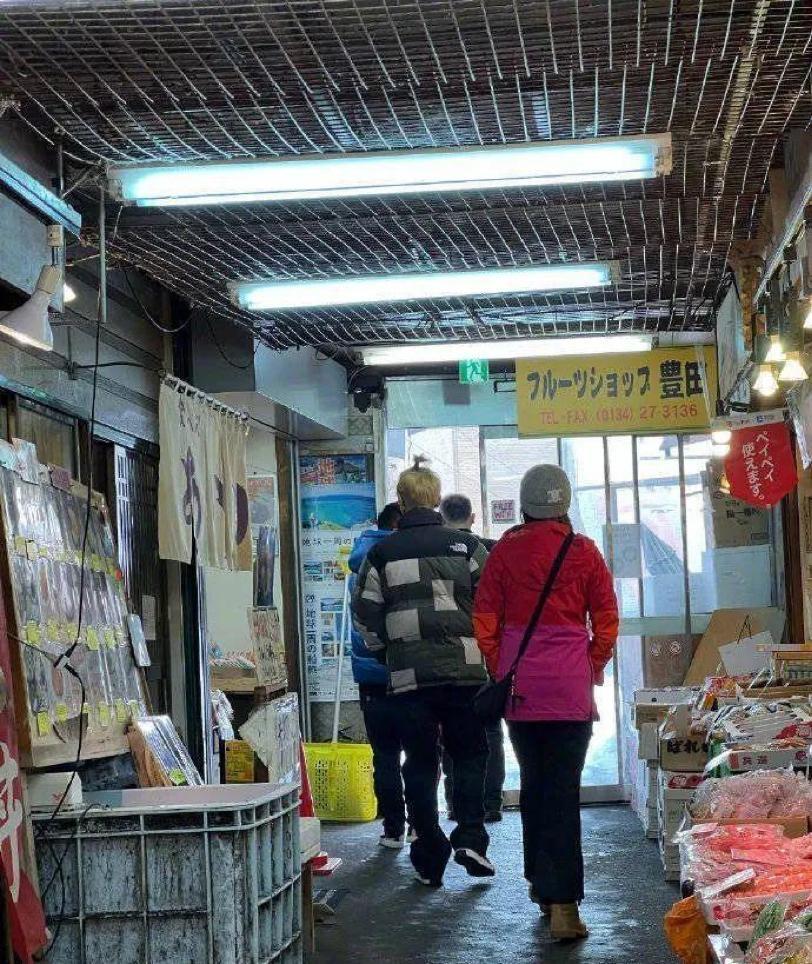 鹿晗被路人偶遇的视频,鹿晗偶遇粉丝打招呼