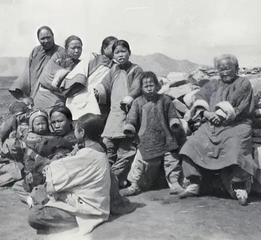 一个清朝女孩被贩卖到美国，在铁笼子里的生活惨不忍睹