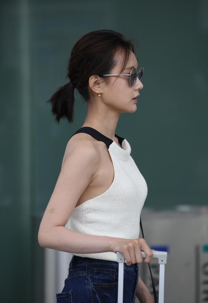 李一桐凸显好身材,李一桐机场完美身材