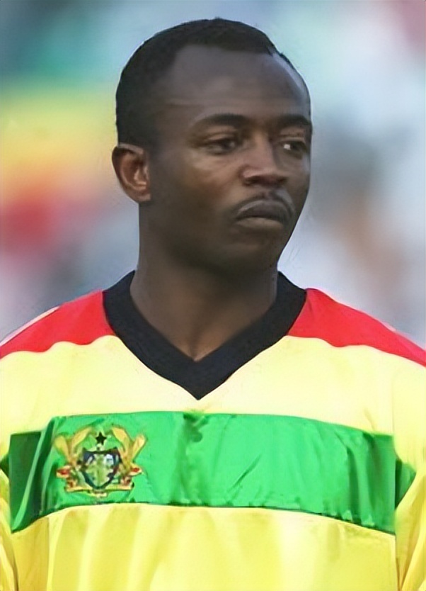 他童年踢的足球,就是把垃圾塞进袜子里