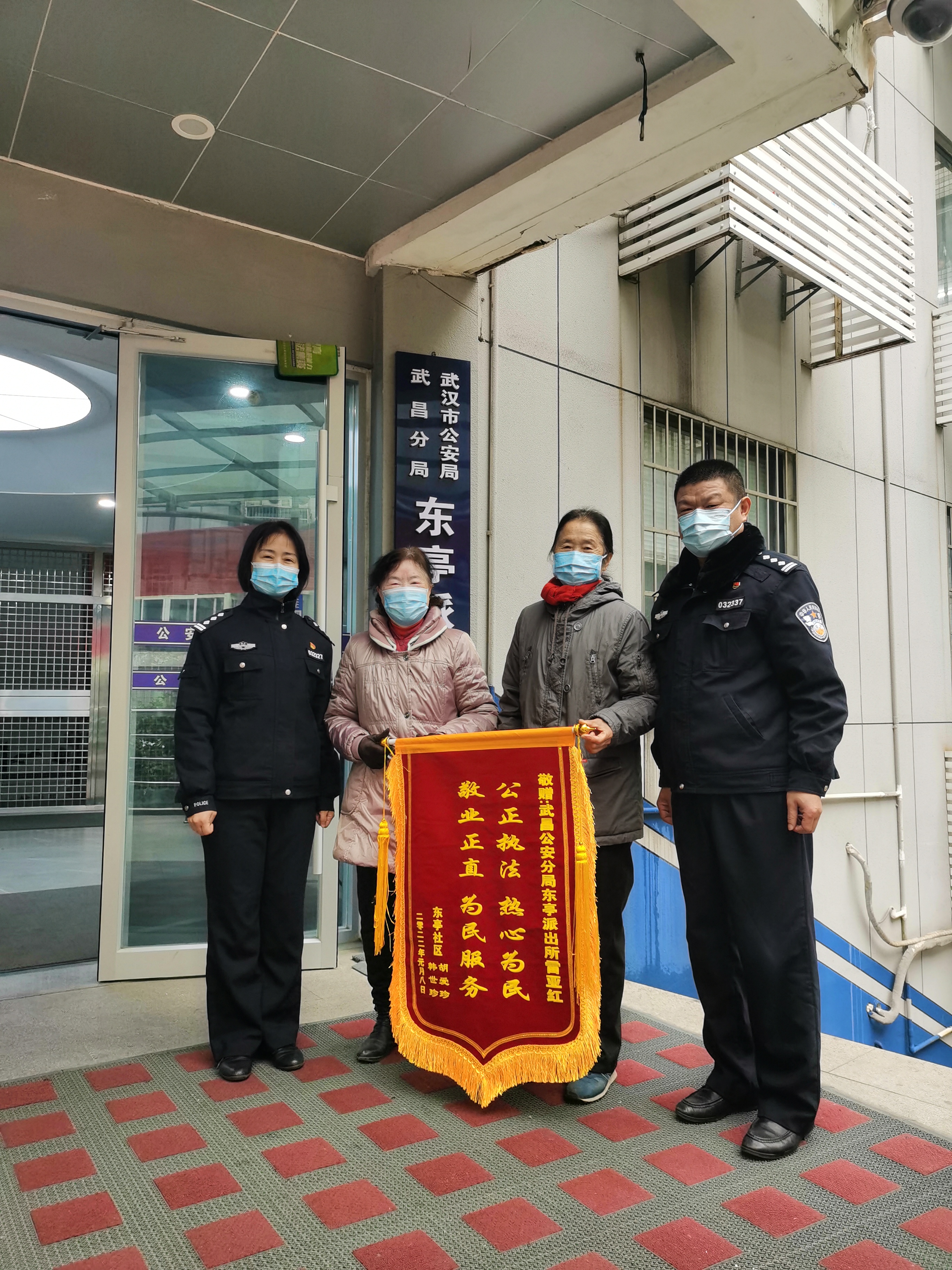在岗民警不休息全力守卫一方平安,节日我在岗您的平安我来守护