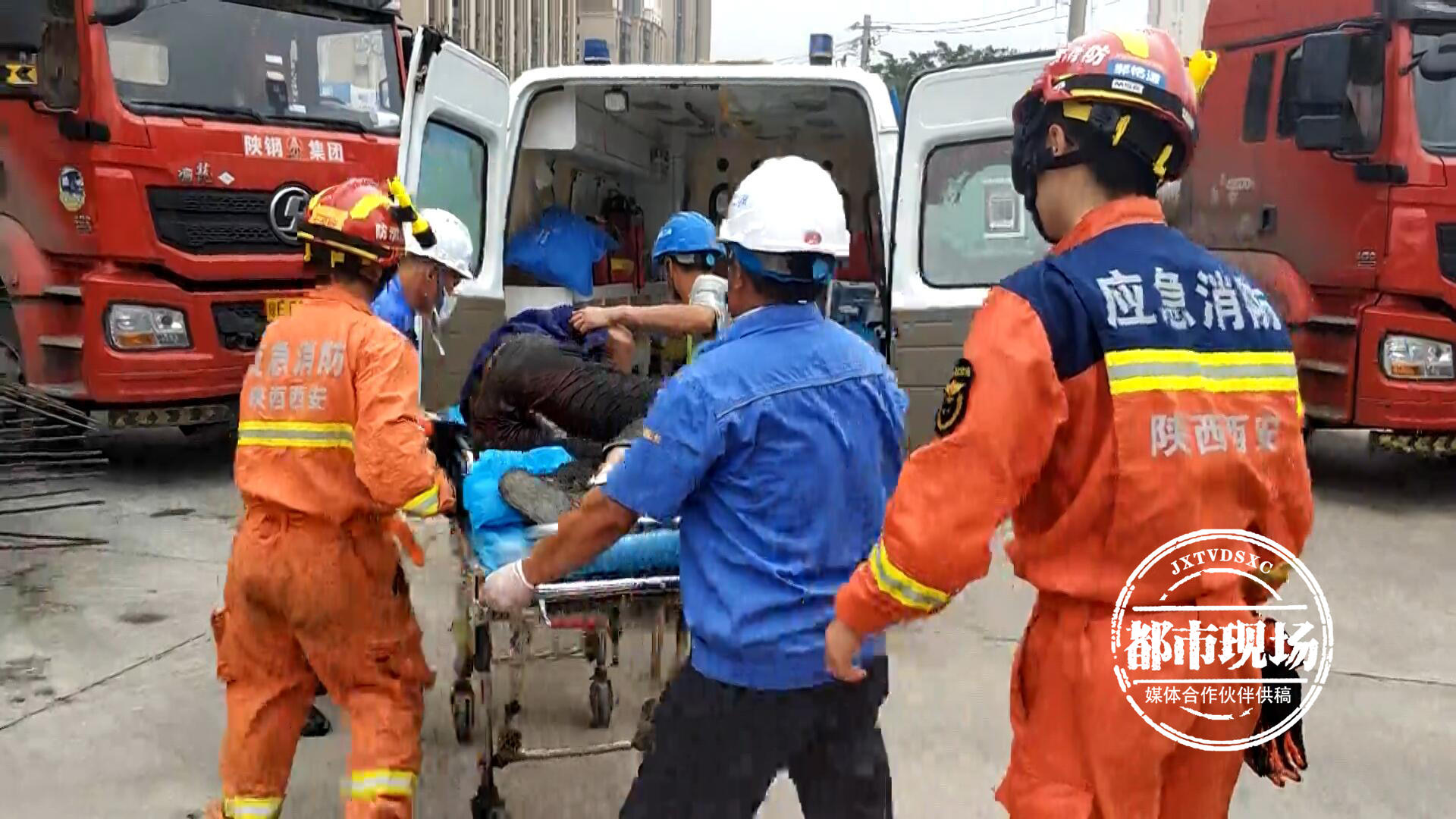 男子高空坠落钢筋贯穿颈部,高空坠落钢筋刺穿心脏