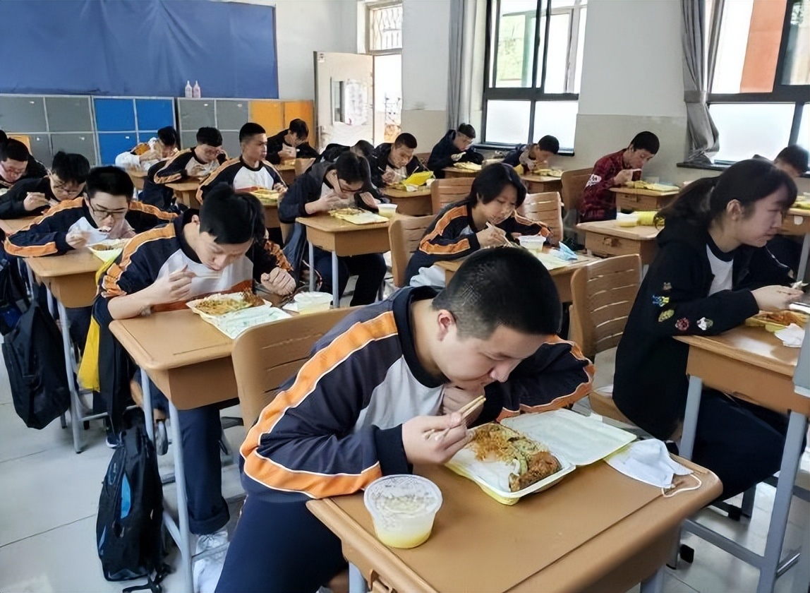 广东一学校扔了近百份外卖,广东一学校将学生外卖全扔垃圾桶