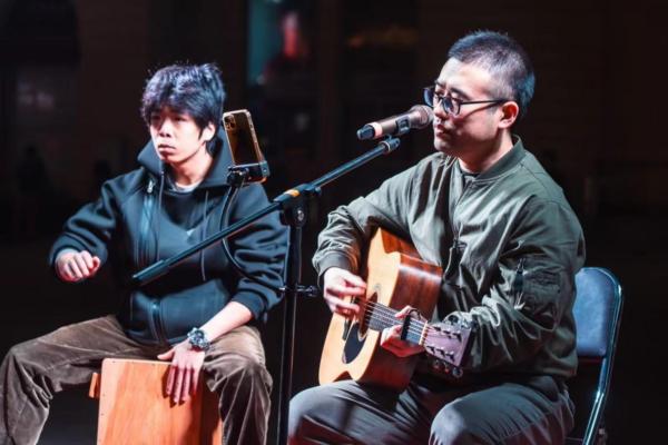 “津彩津湾”打造都市夜文化盛宴足球音乐与烟火气相伴