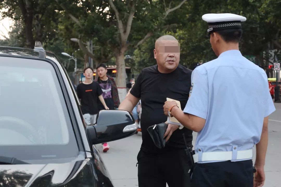 交警贴了罚单会扣分吗,警车违停被交警贴了罚单谁缴罚款