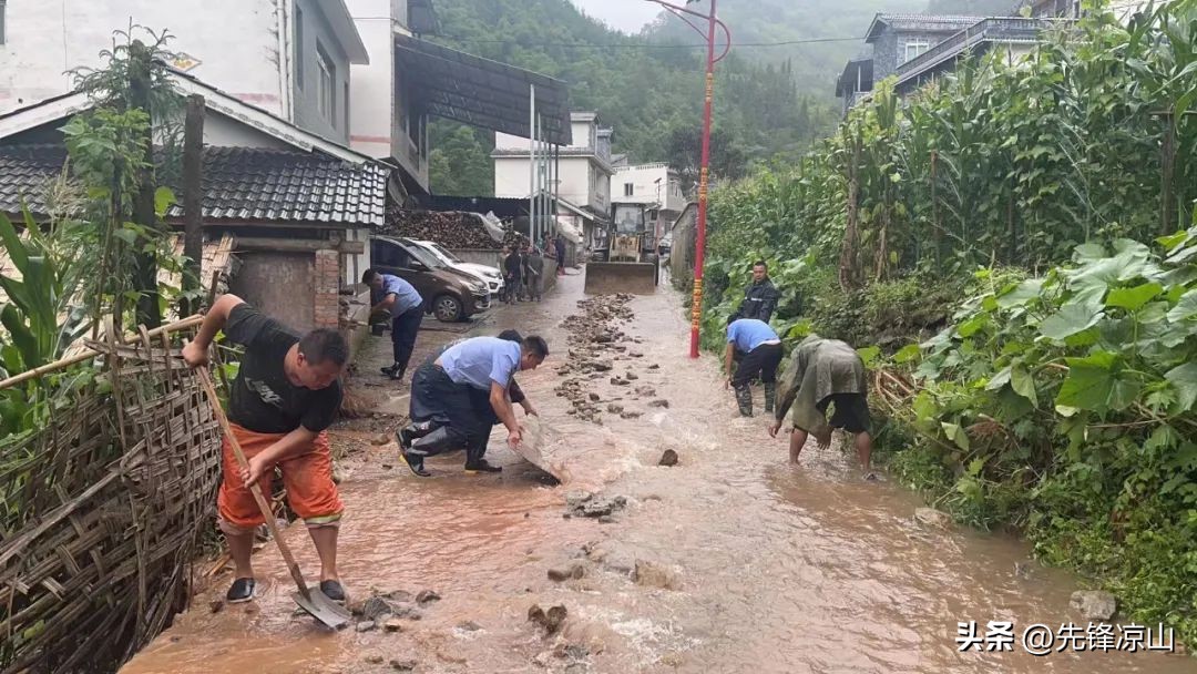 村干部战斗在防汛一线,雷波县防汛救灾演练