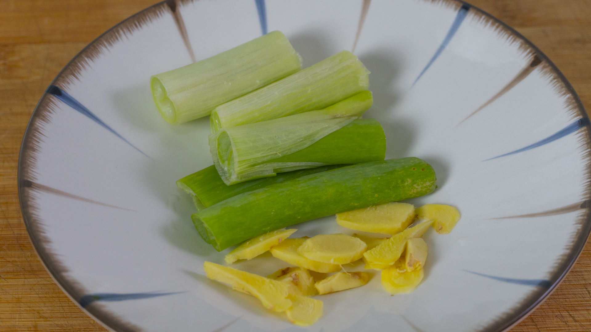 买鸡蛋是挑大的好还是小的好,买鸡蛋时买几个才不会尴尬