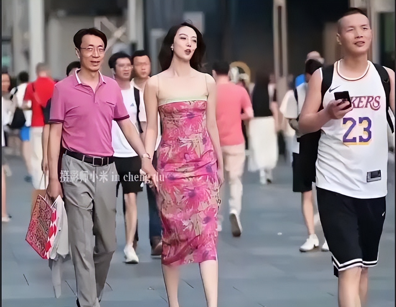 国企领导与女子牵手被拍逆袭,国企高管牵手异性被拍