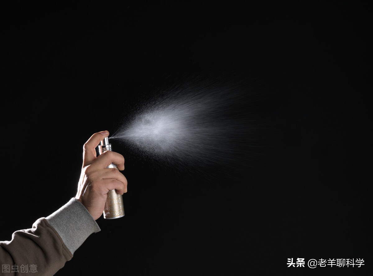 男子夜钓打5条蛇,男子半夜开车蛇在车窗