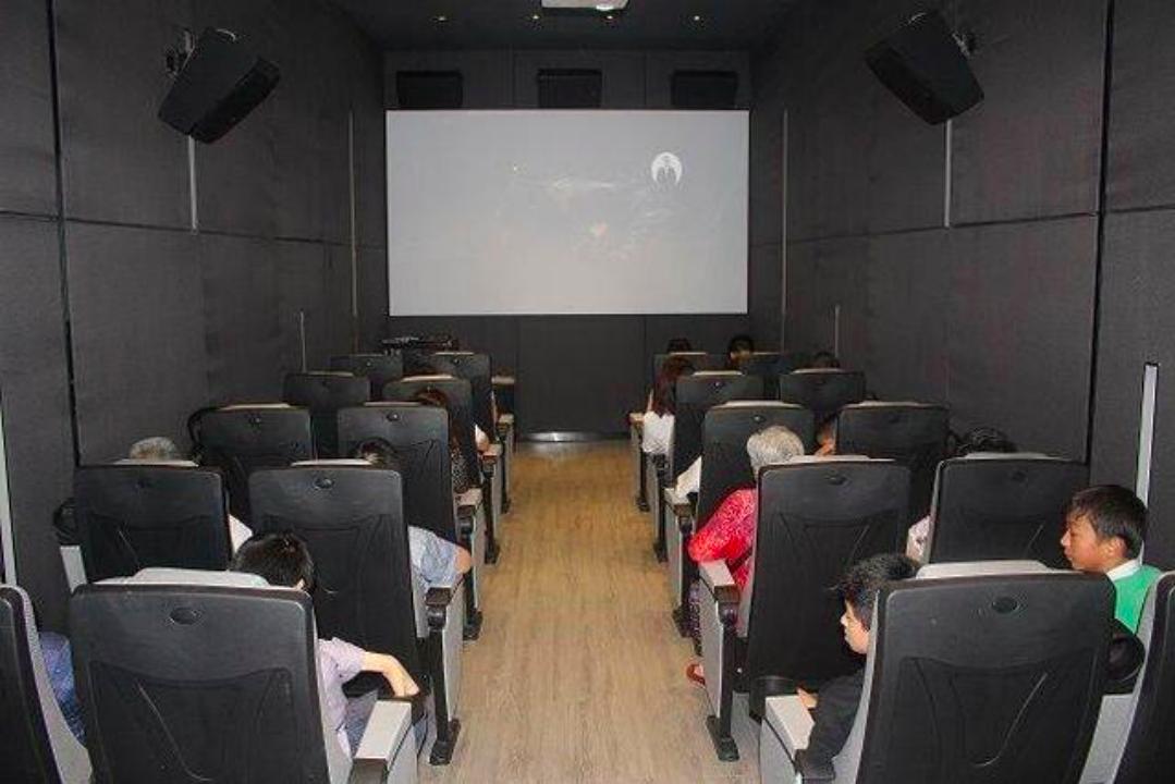 夫妻坚持创办盲人影院,夫妻办免费盲人影院17年