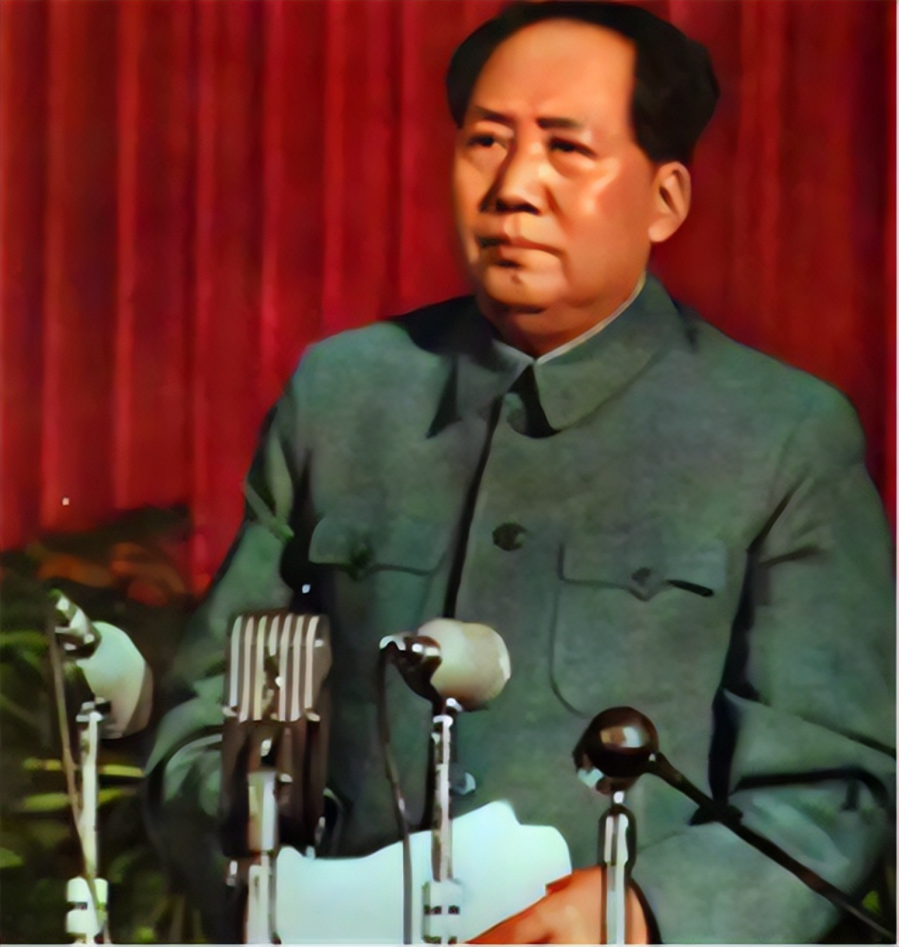 1959年人民大会堂落成,毛主席指着天花板笑问:这是谁的主意