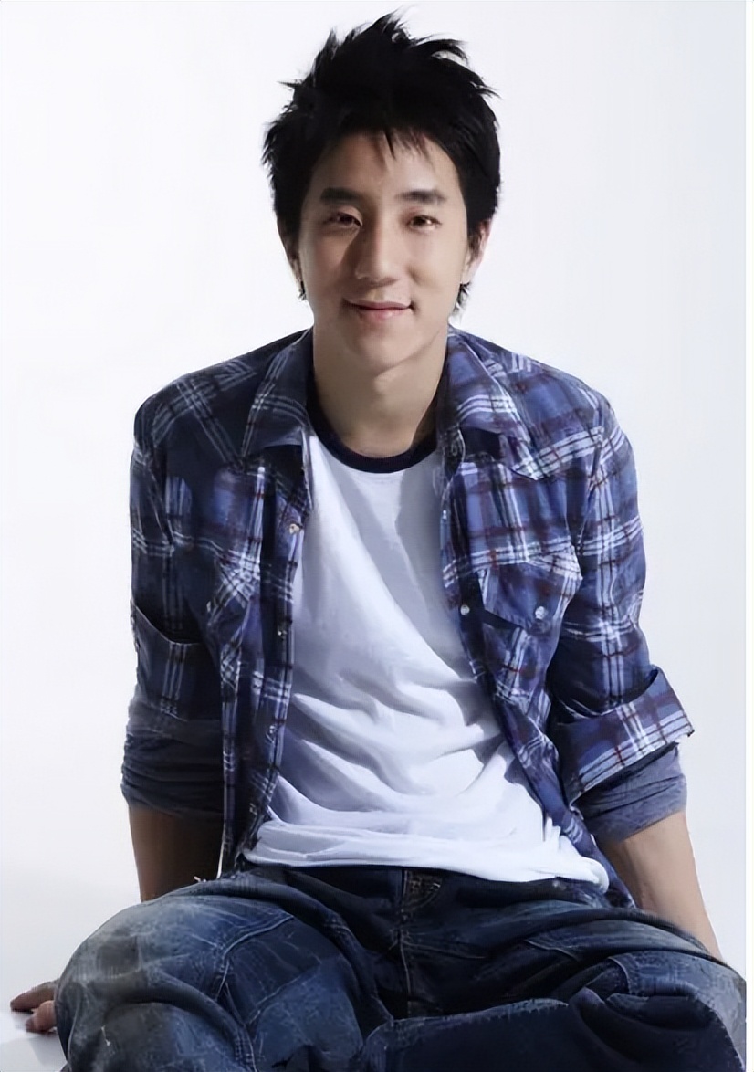 同样是成龙基因，把林凤娇儿子和吴绮莉女儿一对比，差距就出来了