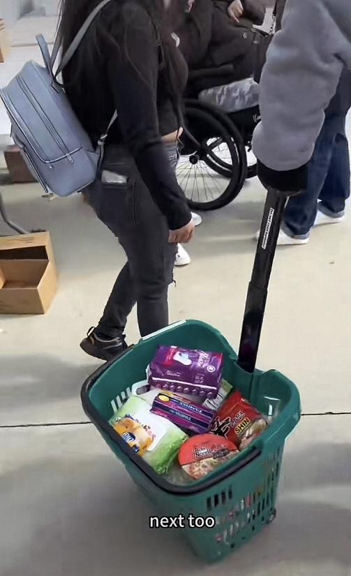 卡车夫妻美国领救济金视频,美国卡车夫妇领救济原视频