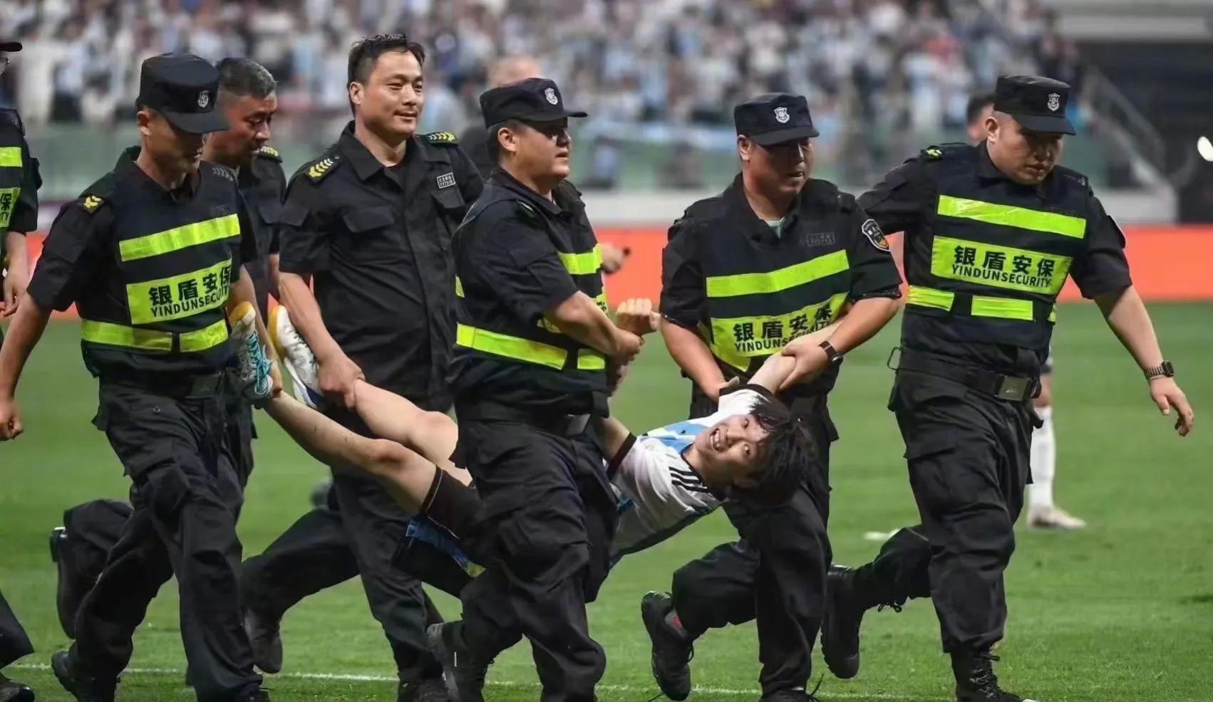 拥抱梅西的球迷发声,拥抱梅西全场观众齐喊