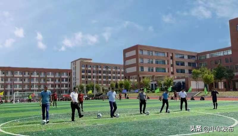 中牟县狼城岗中学首届校园足球文化节活动:“足”够精彩“球”驰绿茵