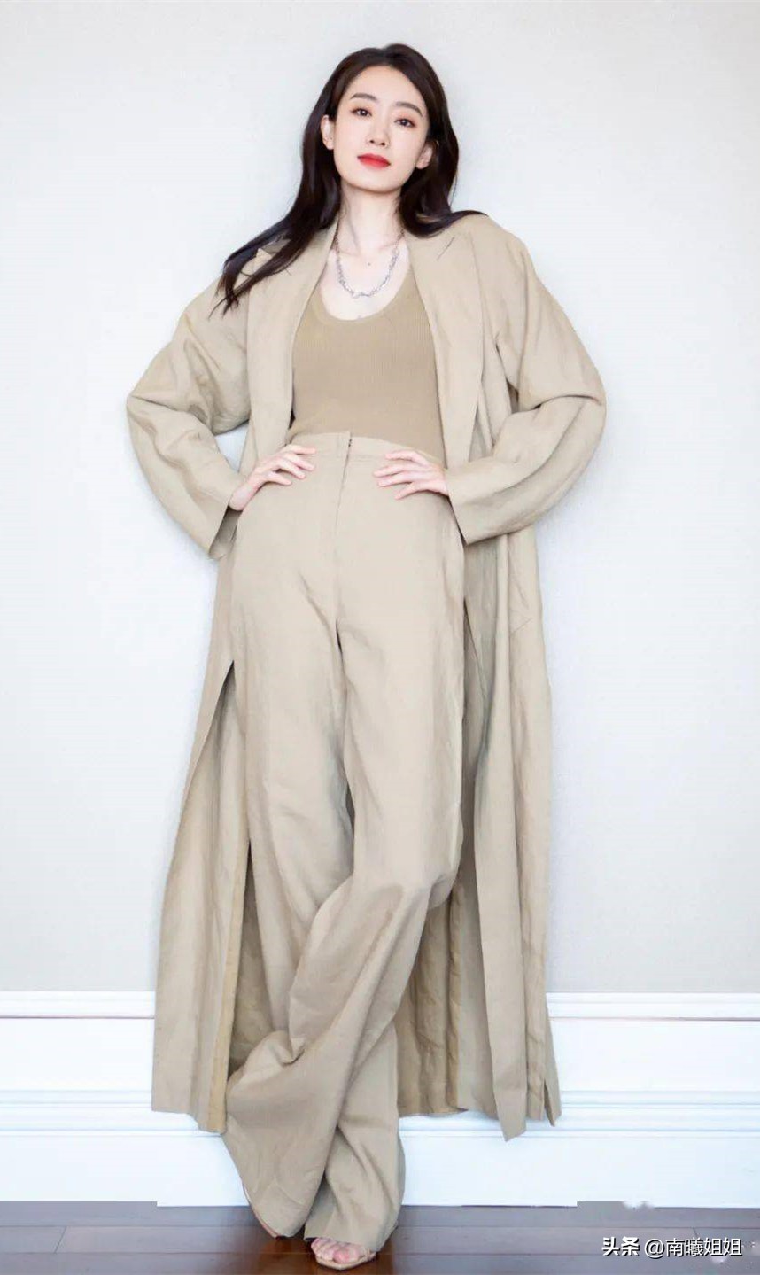 今年很流行长短搭配跟着穿很时髦,今年最不流行的穿搭