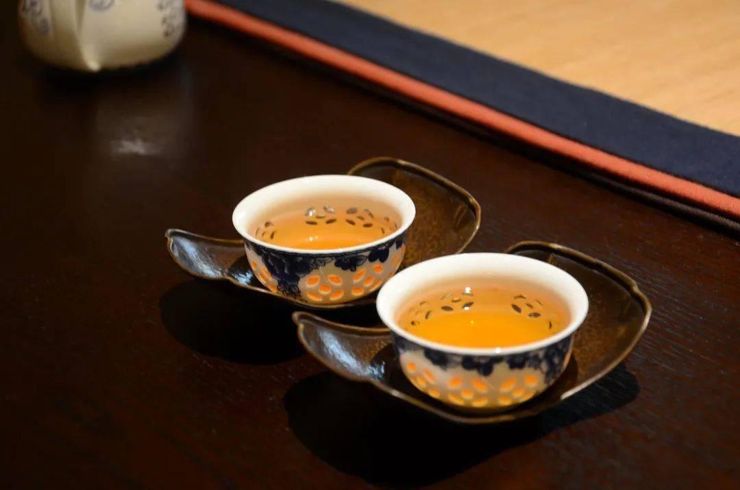 喝白开水与喝茶相比哪个更健康,长期喝白开水和喝茶哪个更健康