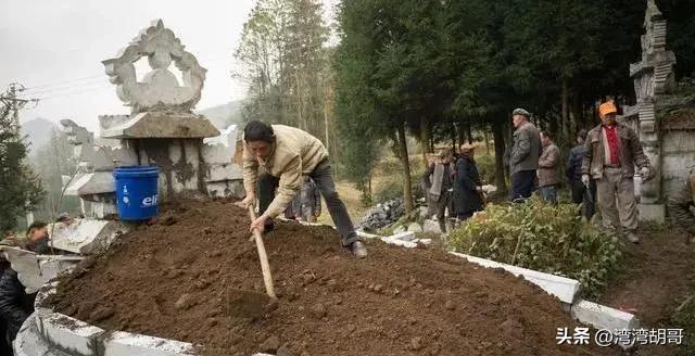 土葬火葬争论现场,中央关于农村土葬火葬改革问题