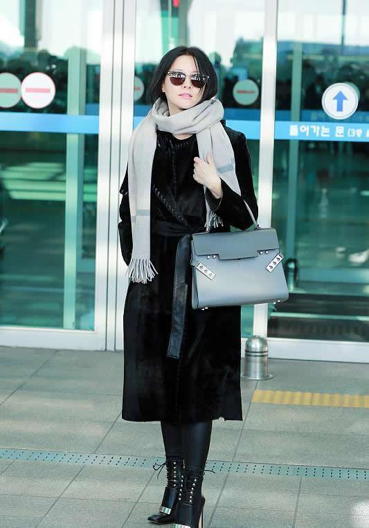 李英爱穿大衣图片,李英爱黄皮夹克配裙子穿搭