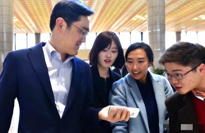 与川普女儿是校友，百亿千金却穿平价卫衣，喜欢和平民子女交朋友