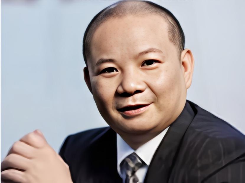 他靠给人洗脚身价百亿，为员工买房，得癌症后却靠众筹治病，为何