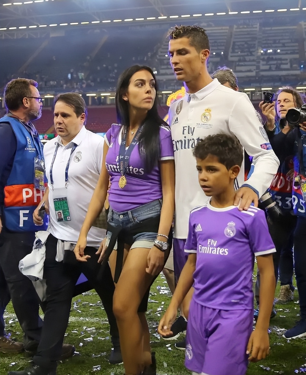 三名小球迷冲入场内梅西现场视频,梅西怎么回应被中国小球迷拥抱