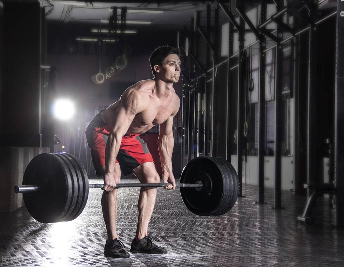 杠铃直腿硬拉做法,杠铃屈腿硬拉拉伸