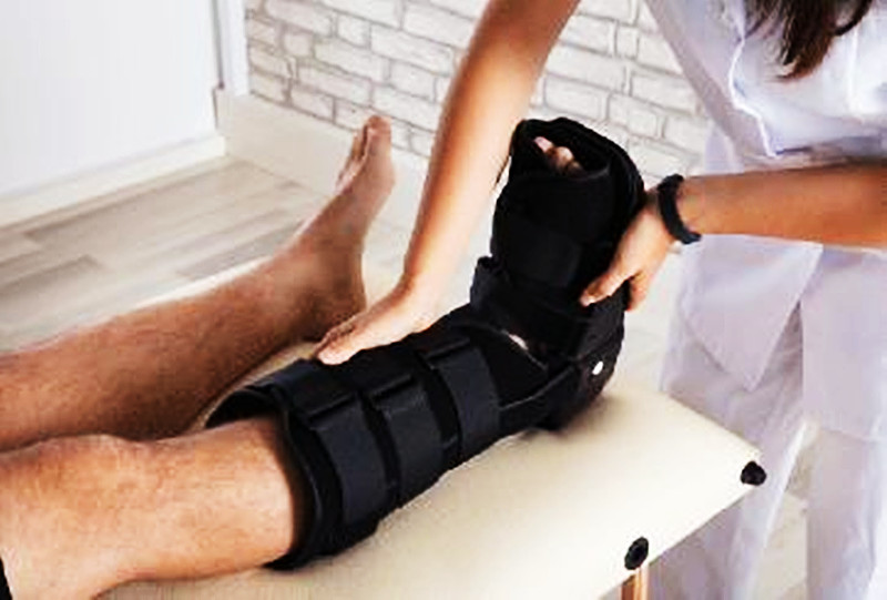 崴脚肿了一定是骨折吗,崴脚严重骨折肿出大包