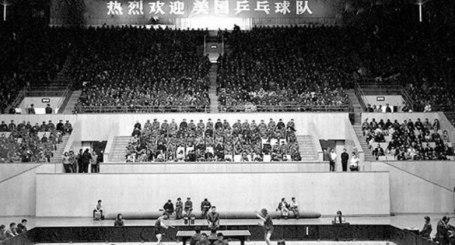 尼克松访华时看到“*倒打**美帝”标语，毛主席幽默回应，尼克松大笑