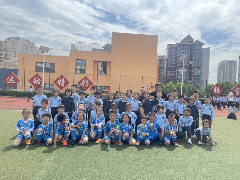 农林路小学举行校园足球联赛,学校校园足球联赛开赛