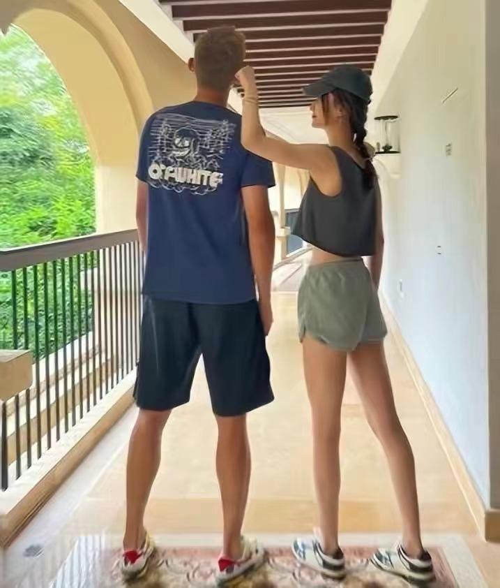 周鹏和老婆近照,周鹏与妻子照片