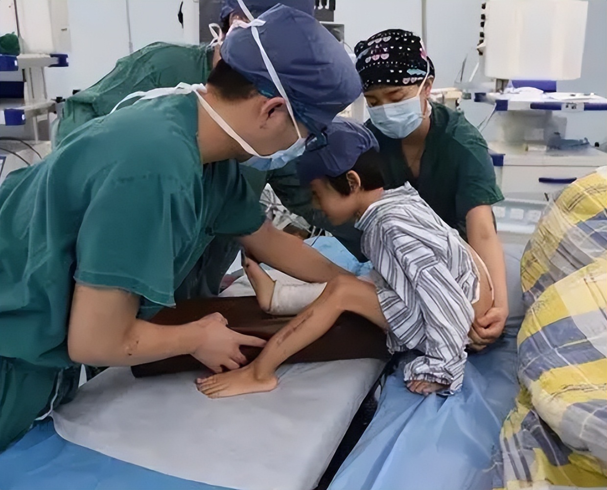 儿童股骨干粉碎性骨折对位不太好,儿童股骨干骨折石膏固定