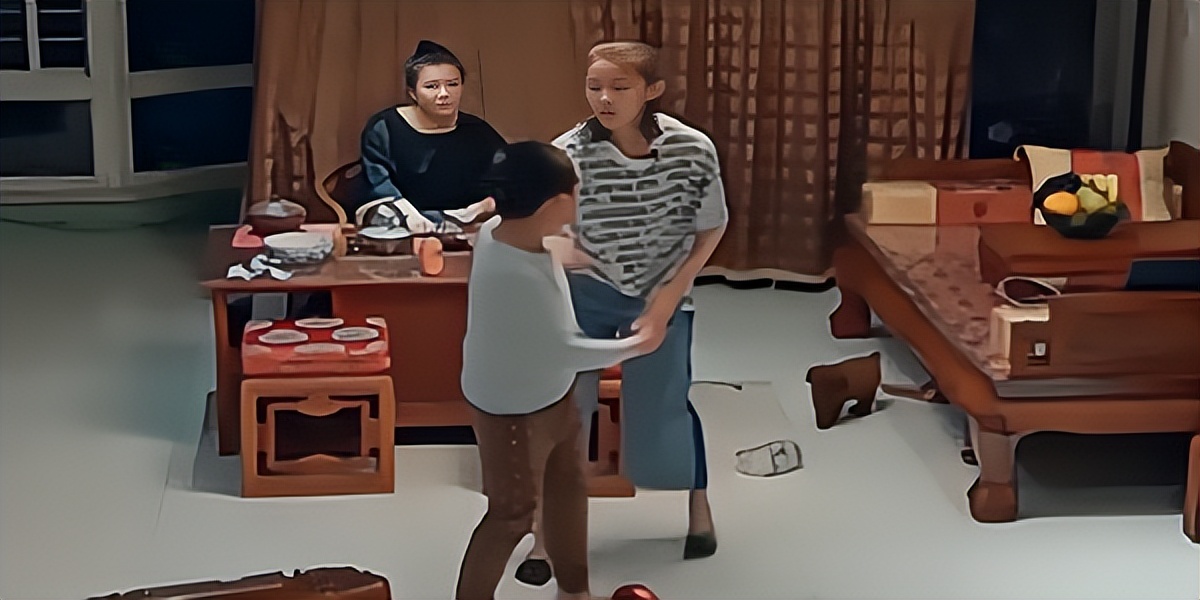 16岁富家女喂饭3年后现状,辽宁16岁女孩需要人喂饭