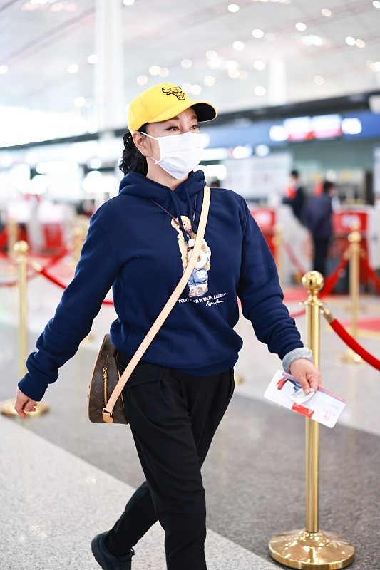 刘晓庆穿红色卫衣,刘晓庆同款卫衣