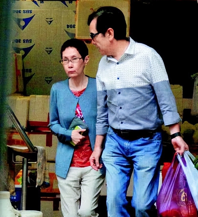 癌症也不能让他们分开，宠妻48年的姜大卫献吻为妻庆生