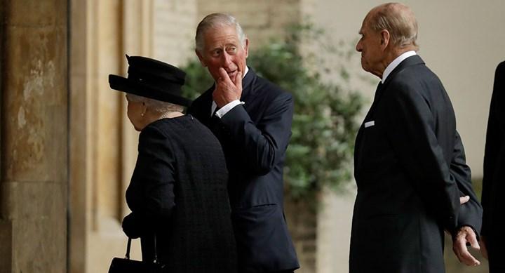 73岁查尔斯刚登基就身体堪忧？手指红肿像香肠，被拍到暴怒视频