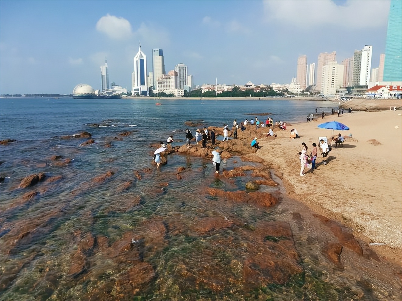 连环杀手隐藏在海滩上,专挑落单男女下手,目的是积累经验做大案