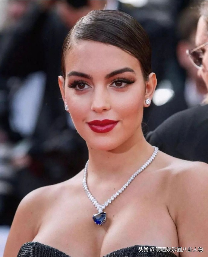 梅西和老婆同框大秀,梅西老婆手拿战靴