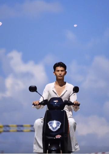 陆仙人每月都回老家，拍自己构思好的视频，骑电车上身直得像钢板