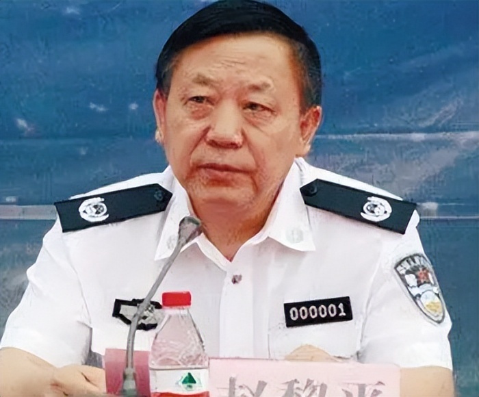 内蒙公安“巨虎”，*养包**13岁女孩，每天会所喝大翻牌伺候